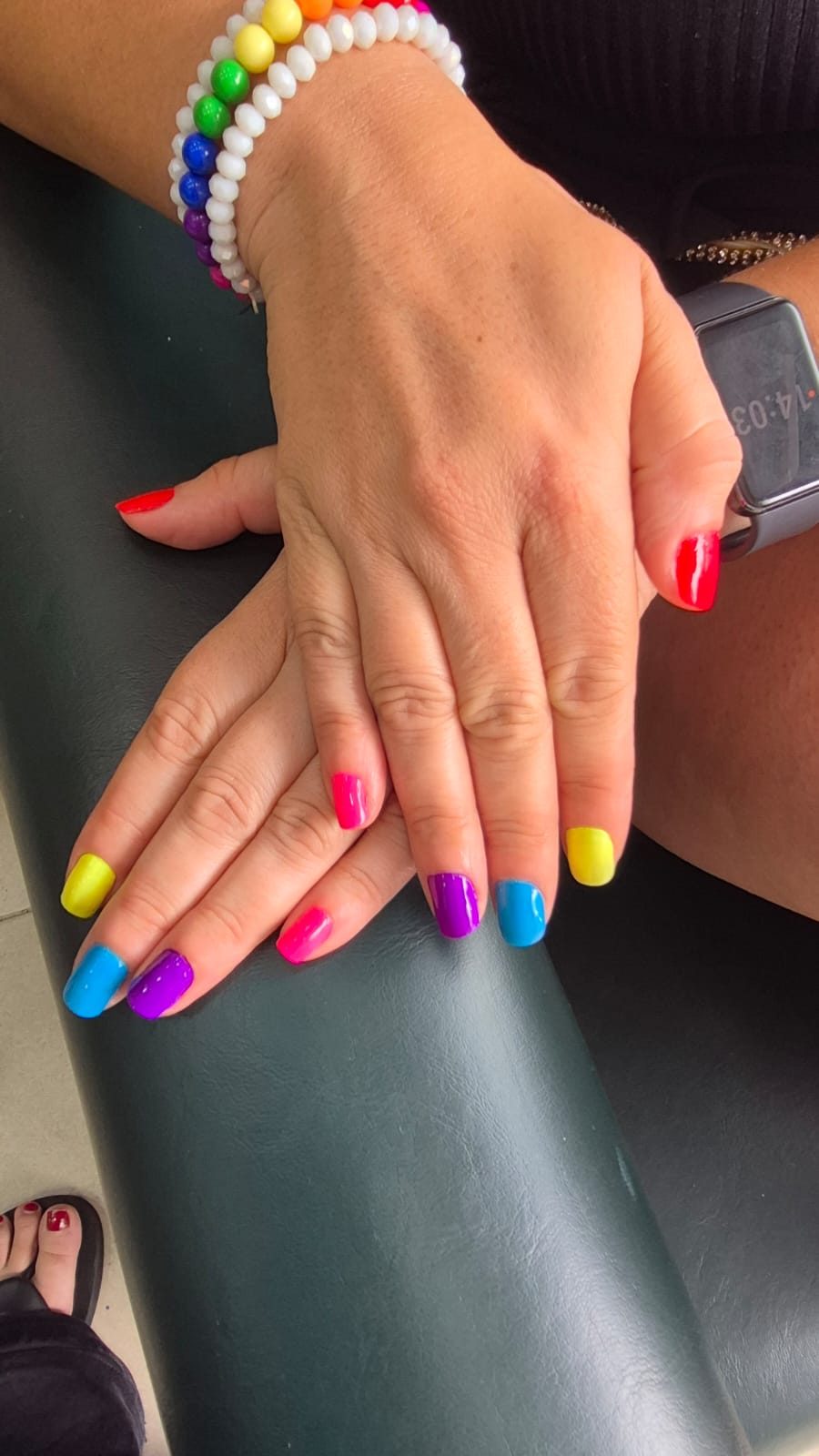 Unhas coloridas em tons vibrantes feitas no Espaço VIP