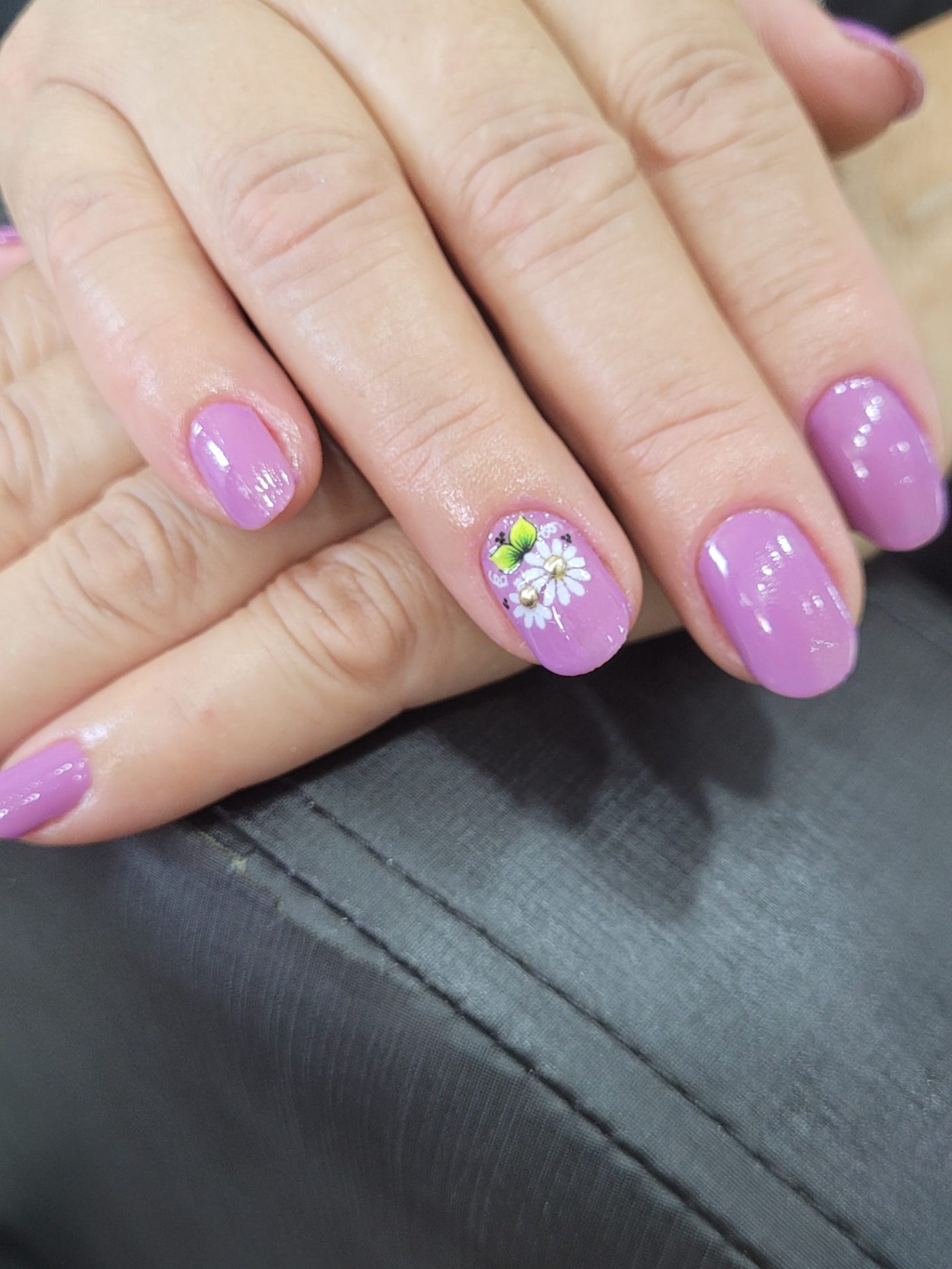 Unhas em tom lilás com decoração floral feita à mão