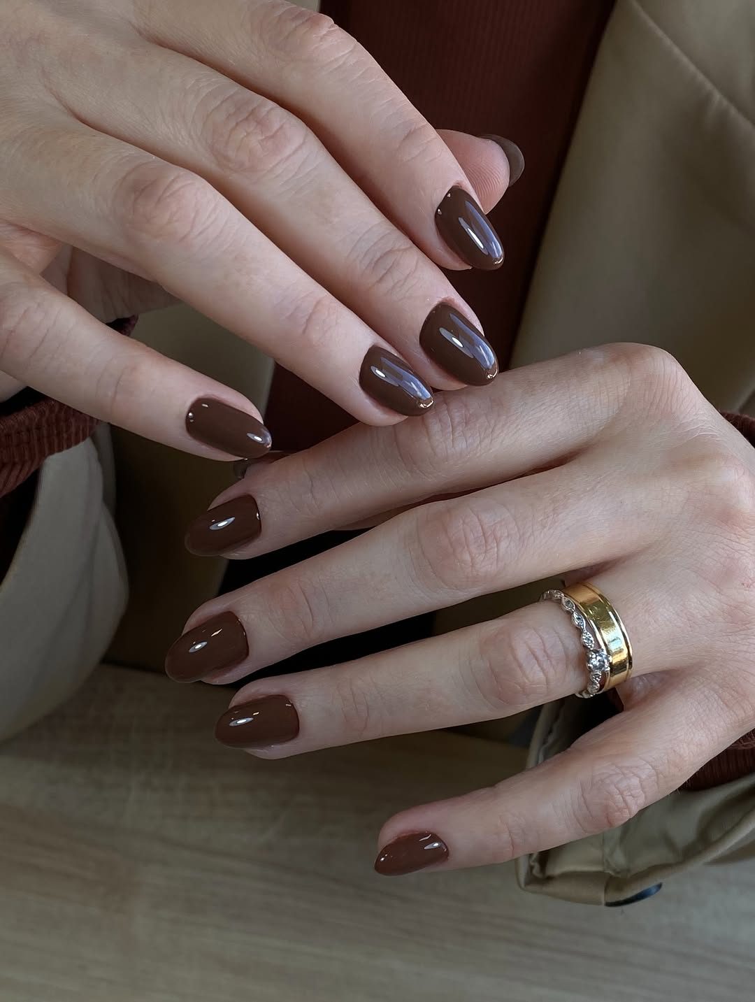 Unhas em formato oval com esmaltação marrom feita no Espaço VIP
